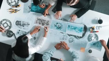 Türbin motor tasarımını gösteren ve hakkında konuşan yetenekli mühendisin en alt görüşü. Yetenekli tasarımcı veya teknisyen grubunun hava görüşü elektronik jeneratör inşaatını açıklıyor. Hizalama.