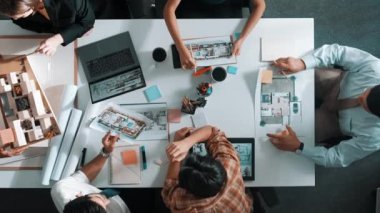 Mimarlık ekibi iç mimariye tasarımı tartışıyor, işaret ediyor ve sunuyor. Havadan görüşlü profesyonel iş adamları ev modeliyle birlikte binanın içini araştırıyorlar. Hizalama.