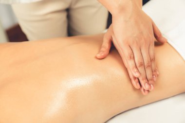 Kapalı alan kadın müşteri stres önleyici spa masajını yapmaktan zevk alıyor ve lüks otel ya da oteldeki gündüz açık hava güzellik salonunda güzellik teniyle eğleniyor. Sessiz.