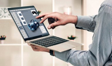 Bilgisayar ekranındaki elektrikli araba tasarım yazılımı, imalat için dijital hesaplama uygulaması ile simülasyon planlarını rahat bir şekilde gösteriyor