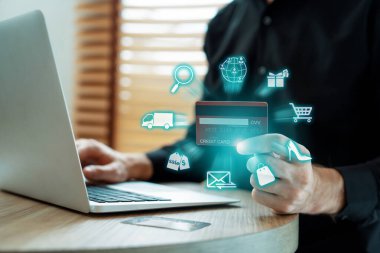 Zarif müşteri siyah gömlek giyer ve elinde kredi kartı ile online platform seçer. Nakitsiz teknoloji alışveriş envanteri kullanarak e-ticaret uygulaması açarken akıllı tüketici kontrol cihazı. Siber Nakit.