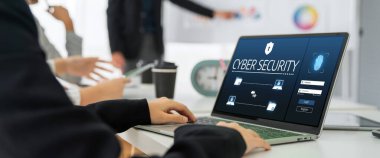 Bilgisayar ekranındaki siber güvenlik sistemi özel bilgileri bilgisayar korsanlarından ve siber saldırılardan koruyor.