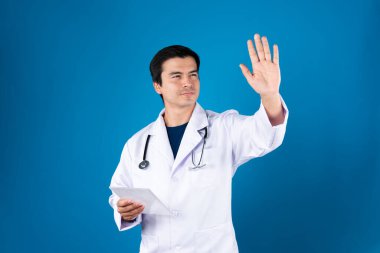 Gülümseyen zeki doktor, elinde şeffaf tablet tutarak hastalık araştırma verilerini, tedavi amaçlı gelecekteki tedavi teknolojisini, sağlık hizmetleri yenilik arayüzü hologram ekranını seçerek açıklıyor. Entrika.