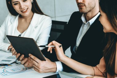 İş adamı, modern işyerindeki iş kadınlarıyla görüşmede. Kurumsal iş adamları konsepti. uds