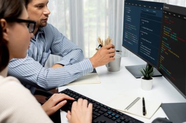 Takım becerisi geliştiricileri programı en yeni kodlama yaratıcı web sitesi planlama yazılım projesini iki bilgisayar ekranında düşünerek, ofiste tam yığın veri analizi ile karşılaştırıldığında. Varsayım.