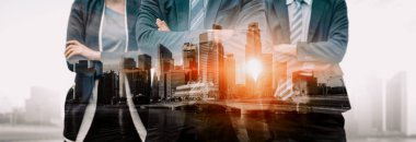 İş ortaklığı anlaşmasının başarısını gösteren birçok iş adamı konferans grubu toplantısının arka plandaki görüntüsü. Takım çalışması, güven ve anlaşma kavramı. uds