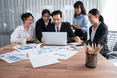 İş zekası grafiği, grafik ve istatistik raporlarını arka planda çalışan bulanık iş adamlarıyla ofis masasına odakla. Habiliment