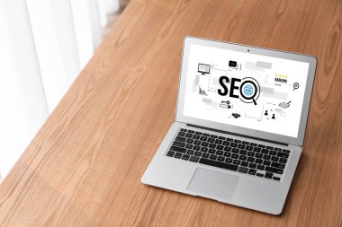 Model e-ticaret için SEO arama motoru optimizasyonu ve bilgisayar ekranında gösterilen çevrimiçi perakende işi