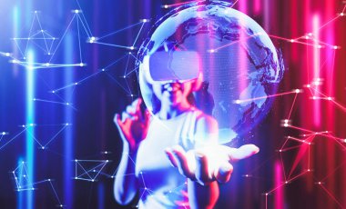 Etrafı neon ışıklarla çevrili beyaz VR kulaklık takan ve metaevreni birbirine bağlayan kolsuz tişört, gelecekteki siber uzay topluluğu teknolojisi elinde tutuyor ve 3D küresel resim hologramını izliyor. Halüsinasyon.