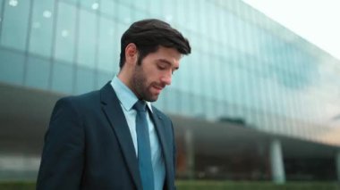 Başarılı bir iş adamı ayakta durarak satışların artmasını kutluyor. Mutlu proje yöneticisi ya da lider başarılı bir projeyle gurur duyuyor, terfi alıyor, telefon tutarken iş buluyor. Sevinçli..