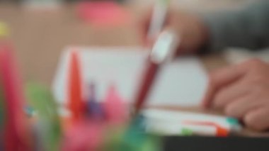 Stratejik pazarlama planını hazırlayan ve toplantı odasındaki ofis masasına renkli yapışkan notlarla zihin haritası yapan bir şirket çalışanı. Değiştirilmiş