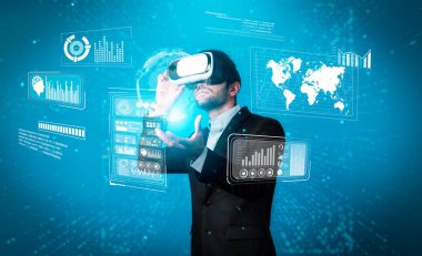 Yetenekli iş adamı görsel gerçeklik gözlüğü kullanarak strateji planlarken veri analizi yapıyor. Profesyonel akıllı yatırımcı sanal gerçeklik gözlüğü takarken finansal grafik hologramını kontrol ediyor. Sapma.