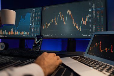 Kesilmiş tüccar işadamları, neon ışıklandırma bürosundaki arama pazarında yüksek kârlı finans teknolojisiyle birlikte PC 'de iki dinamik borsa yatırım ekranında analiz yaparken görüyorlar. Tahmin et..