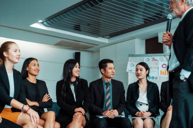 Kıdemli lider eğitim atölyesinde veya konferansta halk dinleyicilerine hitap eder. Olgun konuşmacı, sempozyum organizasyonunun CEO 'su. Uluslararası iş semineri konsepti. uds