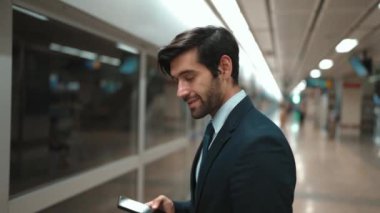 Profesyonel iş adamı tren istasyonunda dikilirken kameraya gülümser. Beyaz yetenekli yönetici kameraya bakarken kendine güvenen bulanık bir geçmişi var. Sevinçli..