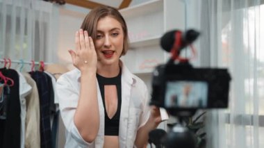 Kadın nüfuzlu kişi sosyal medya ya da blog için canlı yayın yapan video klip eleştirmeni Cilt Bakımı 'nı çekiyor. Kozmetik stüdyosu ışıklandırmalı mutlu genç kız çevrimiçi pazarlama oturumu yayını için..