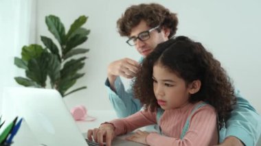 Beyaz bir baba çekici kızına kodlama mühendisliğini öğretirken Amerikalı liseli kız dizüstü bilgisayar ve programlama sistemine odaklanıyor. Pedagoji ve ai üretiyor. Pedagoji.