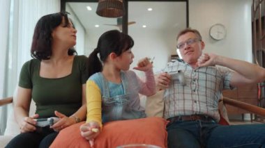 Büyükannem ve torunum, büyükbabam konsol maçını kaybettiğinden beri onunla alay ediyor. Eski teknoloji kullanımı, yeni nesil çocuklarla bağlantılı. Nesiller arası uçurum, aile bağlarını güçlendiriyor. Uyumsuzluk.