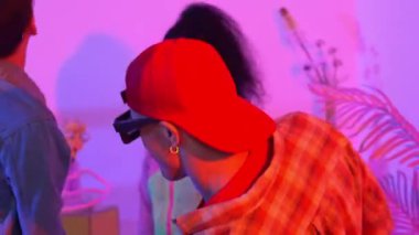 Break dansçı takımının modern stüdyoda pembe ışıkla dans etmesini kapatın. Çok kültürlü insanlar moda kıyafetleri giyerek hip hop müziğine geçiyorlar. Çılgın, komik bir ruh hali. Mutluluk.