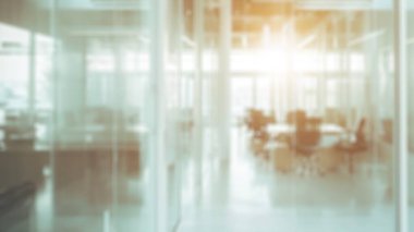 Modern mobilya ve bitkilerle kaplı cam duvarlı ofisin bulanık arka planı. Cam duvarlı modern toplantı odası. Pürüzsüz ve şeffaf iş yeri tasarımı. Poster, duvar kağıdı ve afiş için tasarım. Aktar.