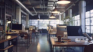 Ahşap mobilyaları ve şehir manzaralı geniş pencereli yönetim ofisinin bulanık arkaplanı. Yönetici Ahşap Masa. Profesyonel iş yeri tasarımı konsepti. Duvar kâğıdı ve afiş için tasarlandı. Aktar.