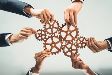 İş adamlarının dairesel olarak çarka katılması başarılı bir iş ortaklığı grubunu ve verimli bir verimlilikle iş yerinde güçlü bir takım çalışması birliğini sembolize eder. Kurnaz.