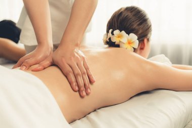 Kafkas çift müşterisi stres önleyici spa masajının keyfini çıkarıyor ve lüks otel veya oteldeki gündüz açık hava ortamında güzellik teniyle eğleniyor. Sessiz.