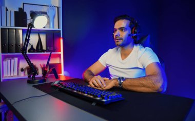 Ciddi yüz oyunları konsantrasyon oyuncuları misyonda geçmeye çalışan oyun oyuncuları, kulaklık ve mikrofonları kullanarak diğer insanları neon ışıklı stüdyo odasında canlı yayında iletişim kurmak için kullandılar. Tahmin et..