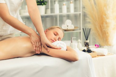 Kafkasyalı kadın müşteri stres önleyici spa masajının keyfini çıkarıyor ve lüks otel ya da oteldeki gündüz açık ortam güzellik salonunda güzellik teniyle eğleniyor. Sessiz.