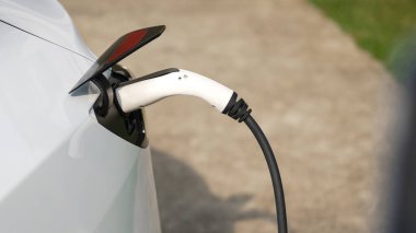 Elektrikli taşıt teknolojisi konut alanı ya da EV akü şarjı için ev şarj istasyonu olarak kullanılır. Gelecekteki çevre için temiz ve sürdürülebilir enerji ile çevre dostu ulaşım. Eşzamanlama