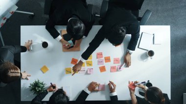 Çeşitli iş adamlarının pazarlama fikirlerini yazmaları ya da yapışkan notları not almaları. Toplantı odasında, profesyonel yönetici grup finansal planının beyin fırtınası yapıyor. Müdürlük.