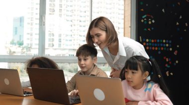 Sınıfta dizüstü bilgisayar kullanan zeki bir öğretmen. Profesyonel eğitmen, programlama mühendisliği kodunu açıkladı ya da eğitim ve öğrenim programı sırasında hızlı davrandı. Etkinlik.