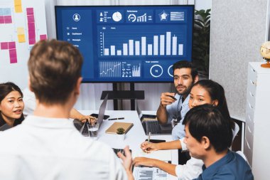 Analist ekibi toplantı odasındaki mali verileri analiz etmek için BI Fintech 'i kullanıyor. İş adamları iş görüşü ve stratejik pazarlama planlaması için BI 'ın torpido gözünü inceliyor. Tedbirli