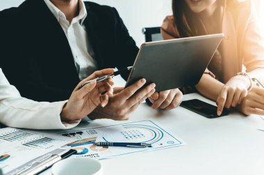İş adamı, modern işyerindeki iş kadınlarıyla görüşmede. Kurumsal iş adamları konsepti. uds