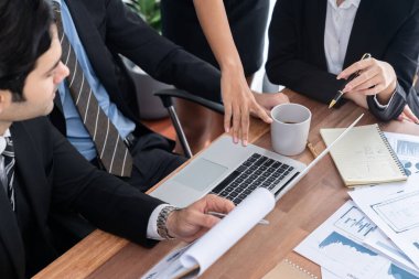 Modern ofis ortamında çalışan çeşitli etnik gruplardan çeşitli iş adamları. Üretken ve çok ırklı ofis çalışanları stratejik ticari pazarlama konusunda tartışmaya giriştiler. Çok titiz.