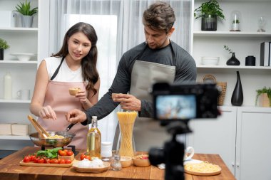 Birkaç aşçı spagettiden özel ev yapımı spagetti pişiriyor maşayla tavayı kızartıyorlar, baharat ve lezzetli sosu iyi tat vermesi için ekliyorlar, canlı kanalla kameraya kaydediyorlar. Varsayım.