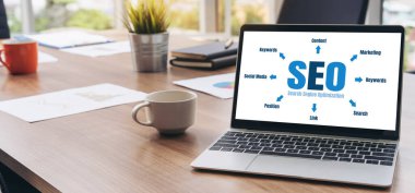 Model e-ticaret için SEO arama motoru optimizasyonu ve bilgisayar ekranında gösterilen çevrimiçi perakende işi