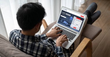 Online uçuş rezervasyon sitesi mod rezervasyon sistemi sağlar. Seyahat teknolojisi kavramı .