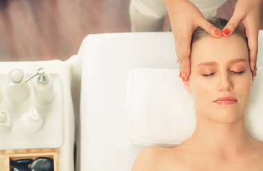 Panorama 'da kadınların stres önleyici kafa masajından ve lüks tatil beldesi veya otel spa salonundaki modern ışık ortamında yüz güzelliği eğlencelerini şımartmaktan hoşlandığı bir manzara var. Sessiz.