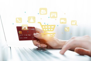 Müşteri çevrimiçi platform seçerek hologram grafik arayüzü kontrol cihazını aç. Akıllı tüketici dokunmatik aygıtı. Nakitsiz teknoloji alışveriş envanteri kullanarak e-ticaret uygulaması aç. Siber Nakit.