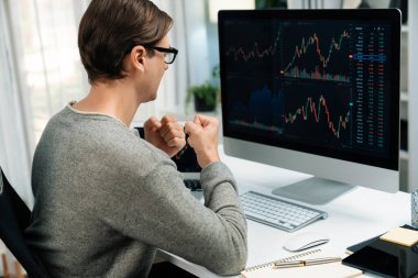 Gündelik servetteki akıllı tüccar modern ofisteki bilgisayar ve tablet ekranında dinamik artırılmış hisse senedi grafiğinin en yüksek kar değerini yükselterek başarılı oldu. Bireysel.