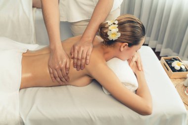 Kafkasyalı kadın müşteri stres önleyici spa masajının keyfini çıkarıyor ve lüks otel ya da oteldeki gündüz açık ortam güzellik salonunda güzellik teniyle eğleniyor. Sessiz.
