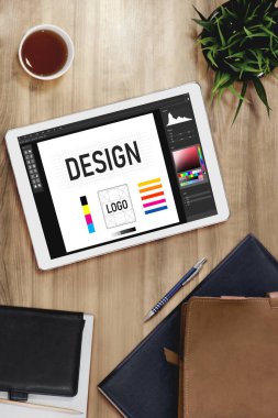 Web sayfasının modern tasarımı ve bilgisayar ekranında gösterilen ticari reklamlar için grafiksel tasarımcı yazılımı