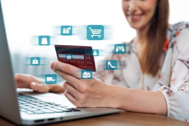 Çiçekli gömlek giyen, elinde kredi kartı olan şık bir müşteri online bir platform seçiyor. Açık e-ticaret uygulaması nakitsiz teknoloji alışveriş envanteri kullanırken akıllı tüketiciler dizüstü bilgisayar kullanıyor. Siber Nakit.