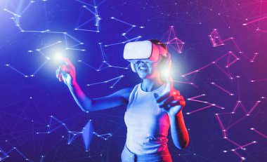 Siberpunk neon ışığı altında duran kadın beyaz VR kulaklık takıyor ve metaevreleri birbirine bağlayan kolsuz tişört, gelecekteki siber uzay topluluğu teknolojisi, iki parmağıyla sanal gerçeklik objesi kullanıyor. Halüsinasyon.