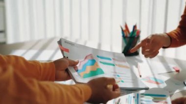 Başlangıç çalışanı birlikte çalışıyor, finansal veri raporundaki BI gösterge tablosunu analiz ediyor ama panorama videosundaki şirket yönüyle uyuşmadığı için stratejik pazarlama planlamasını reddediyor. Sinerjik