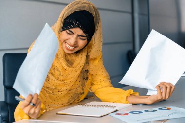 Ofiste çalışan mutsuz Ortadoğulu Müslüman iş kadını. Uluslararası iş başarısı kavramı. uds