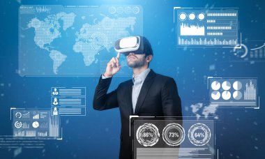 Yetenekli iş adamı görsel gerçeklik gözlüğü kullanarak strateji planlarken veri analizi yapıyor. Profesyonel akıllı yatırımcı sanal gerçeklik gözlüğü takarken finansal grafik hologramını kontrol ediyor. Sapma.