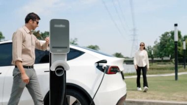 Yavaş çekimde çalışan çift elektrik şebekesine bağlı elektrik santrali elektrik santraline bağlı EV araba aküsünü çevre dostu araç için elektrik endüstrisi olarak ödemek için akıllı telefon kullanıyor. Yararlı