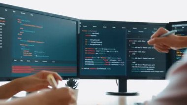 Bilgisayar programlama için arka uç yazılım geliştirici mühendisi. Yazı yazma kodlarını ayıklamak için birlikte çalışıyorlar. Ofisteki monitörde karmaşık algoritmaları çözüyorlar. Filizlenen